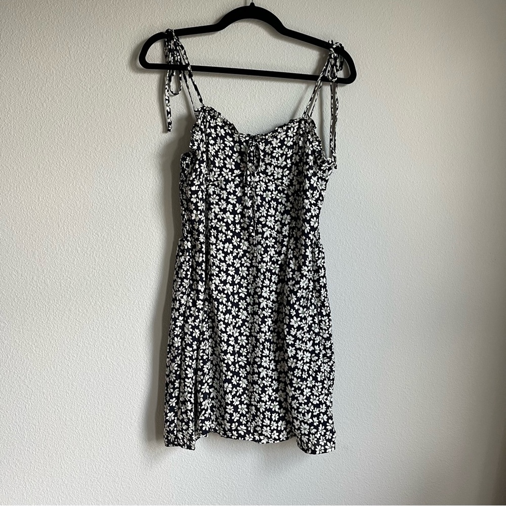 NEW VICI COLLECTION AVRIL FLORAL SMOCKED TIE MINI DRESS